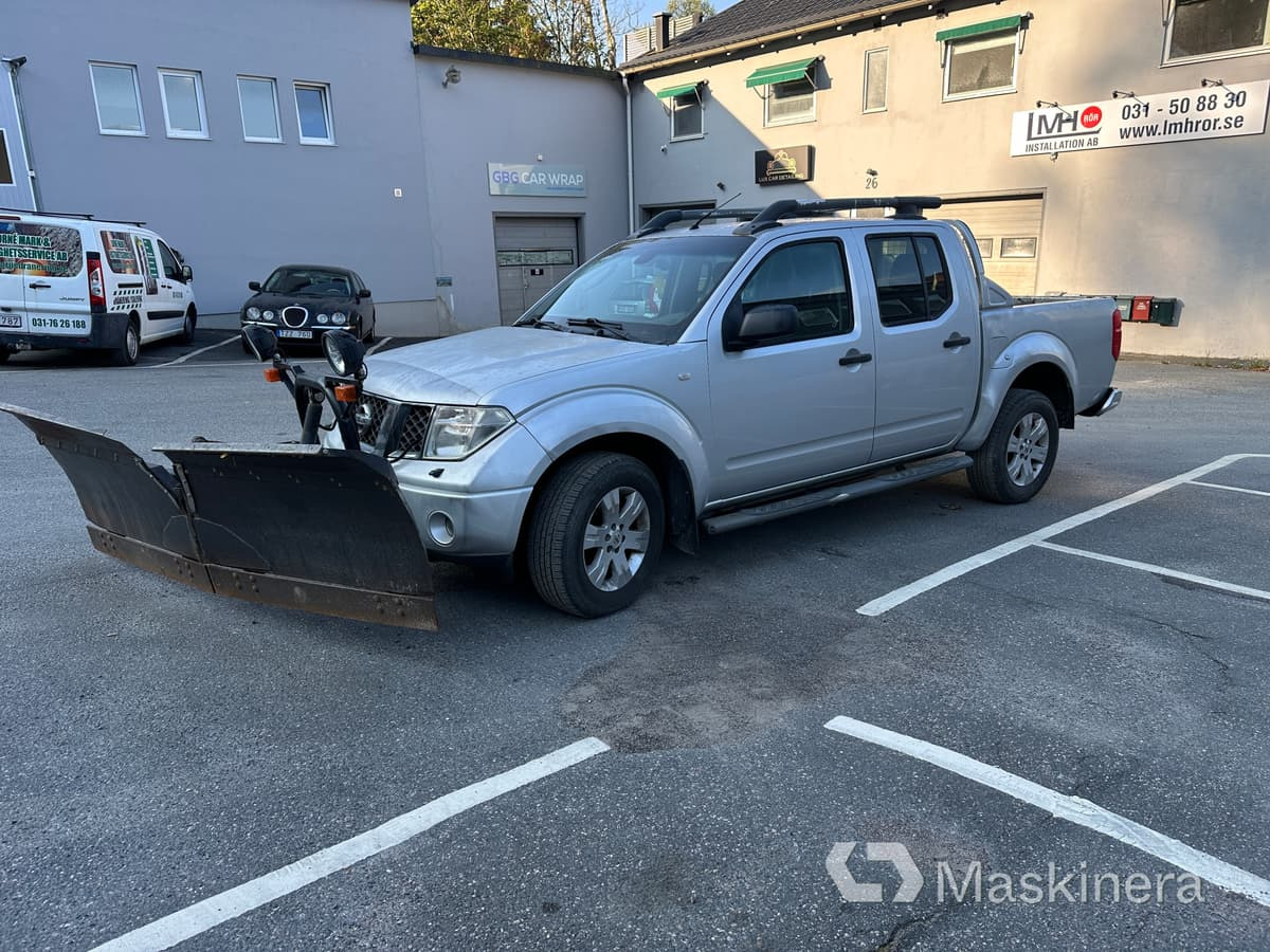 Nissan Navara 2.5 dCi 4x4 med plog - Товарно комбе: слика 2 Nissan Navara 2.5 dCi 4x4 med plog - Товарно комбе: слика 2
