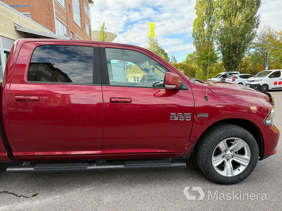 Pickup Dodge Ram 1500 Crew Cab 5.7L V8 HEMI - Мало комбе: слика 4 Pickup Dodge Ram 1500 Crew Cab 5.7L V8 HEMI - Мало комбе: слика 4