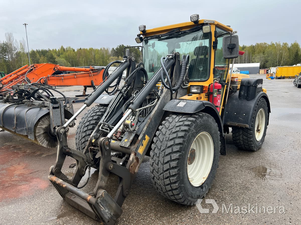 Redskapsbärare Lundberg 6240 med redskap och kombispridare - Натоварувач на тркала: слика 1 Redskapsbärare Lundberg 6240 med redskap och kombispridare - Натоварувач на тркала: слика 1
