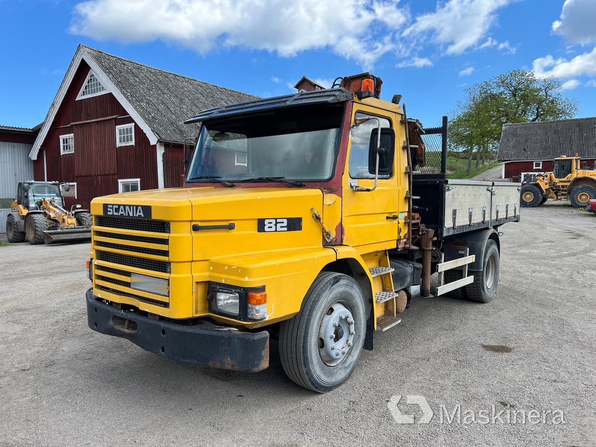 Scania T82HL4X2LS46KK Kran / tippbil Scania 82H - Кипер, Камион со кран: слика 1 Scania T82HL4X2LS46KK Kran / tippbil Scania 82H - Кипер, Камион со кран: слика 1