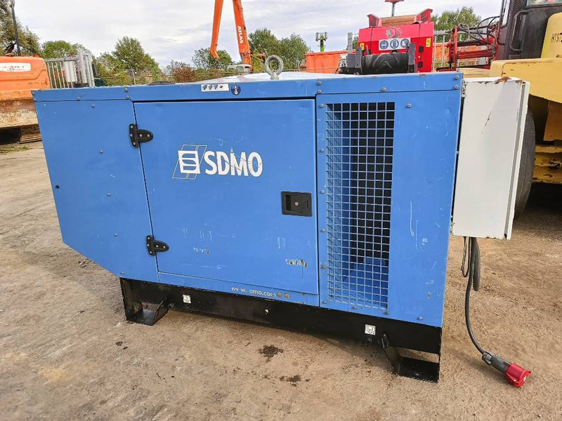 SDMO J 44 K 44kva 64 A 35 kw generator aggregaat silent - Генераторска поставка: слика 1 SDMO J 44 K 44kva 64 A 35 kw generator aggregaat silent - Генераторска поставка: слика 1