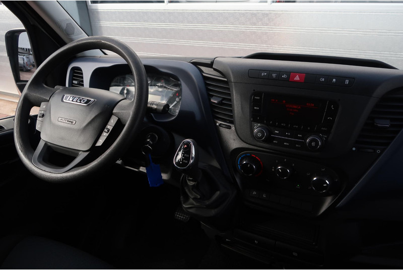 Iveco Daily 35S14V 300 L1H1 AUT/ 3,5t/ CAM/ CRUISE/ TREKHAAK/ AIRCO/ ETC - Товарно комбе: слика 2 Iveco Daily 35S14V 300 L1H1 AUT/ 3,5t/ CAM/ CRUISE/ TREKHAAK/ AIRCO/ ETC - Товарно комбе: слика 2