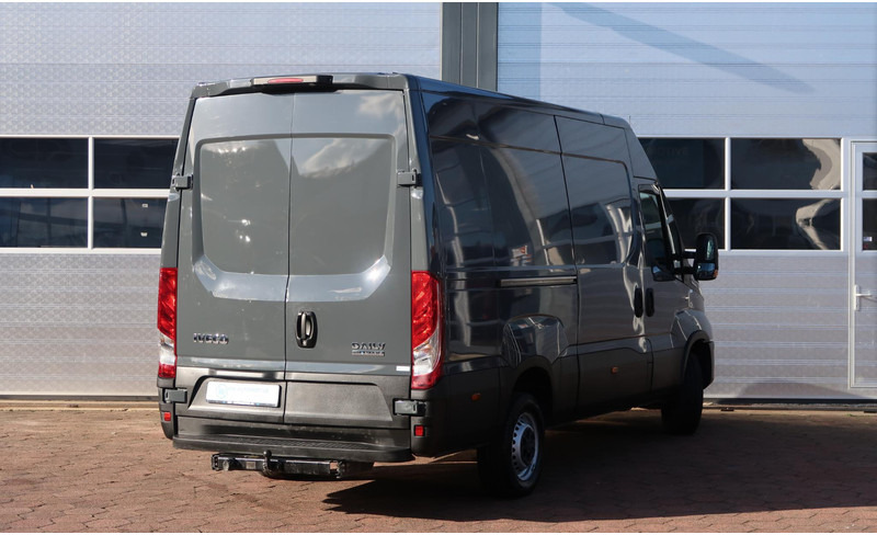 Iveco Daily 35S18HV 3.0 35 L2 H2 AUT/ LED/ CAMERA/ 3.5T/ CRUISE/ CLIMA/ TREKHAAK - Товарно комбе: слика 4 Iveco Daily 35S18HV 3.0 35 L2 H2 AUT/ LED/ CAMERA/ 3.5T/ CRUISE/ CLIMA/ TREKHAAK - Товарно комбе: слика 4