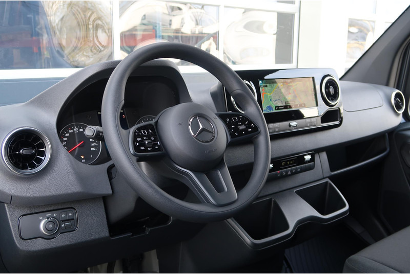 Mercedes-Benz Sprinter 317 CDI L2H2 RWD BPM VRIJ/ AUT/ 3.5T/ LED/ CAMERA/ MBUX/ CRUISE/ CLIMA - Товарно комбе: слика 2 Mercedes-Benz Sprinter 317 CDI L2H2 RWD BPM VRIJ/ AUT/ 3.5T/ LED/ CAMERA/ MBUX/ CRUISE/ CLIMA - Товарно комбе: слика 2