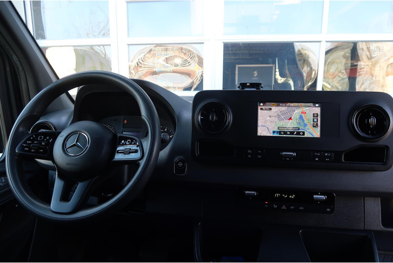 Interior photo 1: Товарно комбе Mercedes-Benz Sprinter 519 3.0 CDI L2H2 V6 AUT/ CAMERA/ 2X DEUR/ 1EIG/ CRUISE/ CLIMA/ TREKHAAK