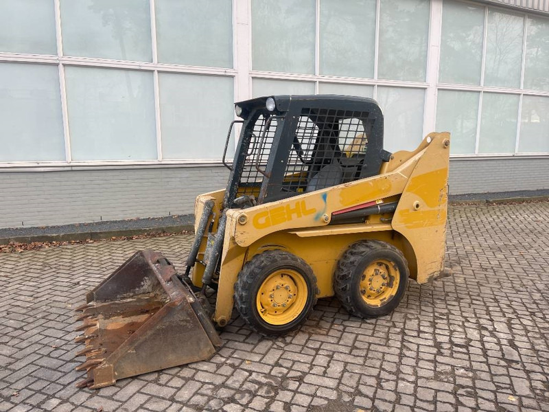 Gehl 3840 E 2015 - Компактен натоварувач: слика 2 Gehl 3840 E 2015 - Компактен натоварувач: слика 2