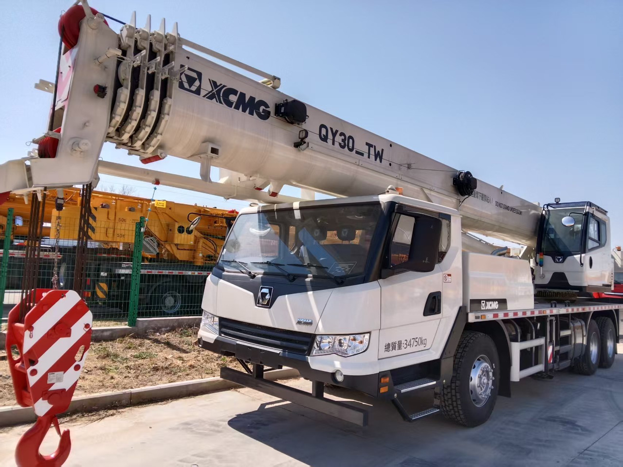 XCMG Official Construction Mini Mobile Crane QY30_TW 30 ton Used Small Hydraulic Crane Price - Мобилен кран: слика 5 XCMG Official Construction Mini Mobile Crane QY30_TW 30 ton Used Small Hydraulic Crane Price - Мобилен кран: слика 5