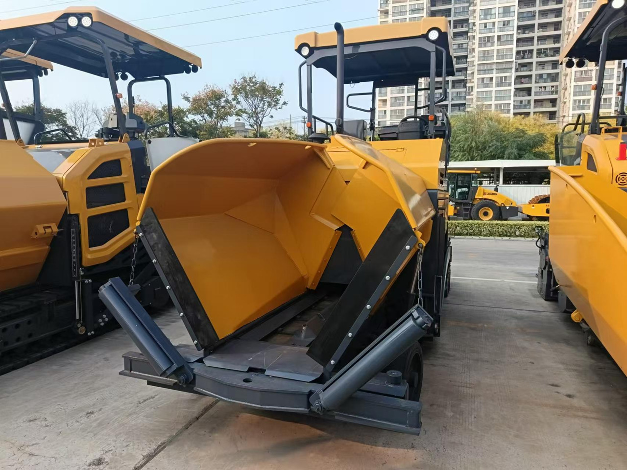 XCMG Official Road Machinery Used Asphalt Paver RP453L 3.4m  Small Asphalt Paver Price - Асфалтен поплочувач: слика 5 XCMG Official Road Machinery Used Asphalt Paver RP453L 3.4m  Small Asphalt Paver Price - Асфалтен поплочувач: слика 5