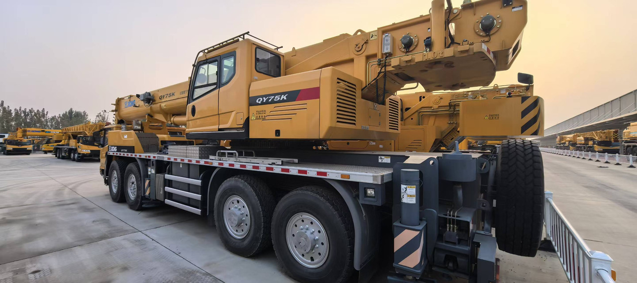 XCMG Official Second Hand Hydraulic Truck Crane QY75K 75ton Mobile Crane For Sale - Мобилен кран: слика 2 XCMG Official Second Hand Hydraulic Truck Crane QY75K 75ton Mobile Crane For Sale - Мобилен кран: слика 2