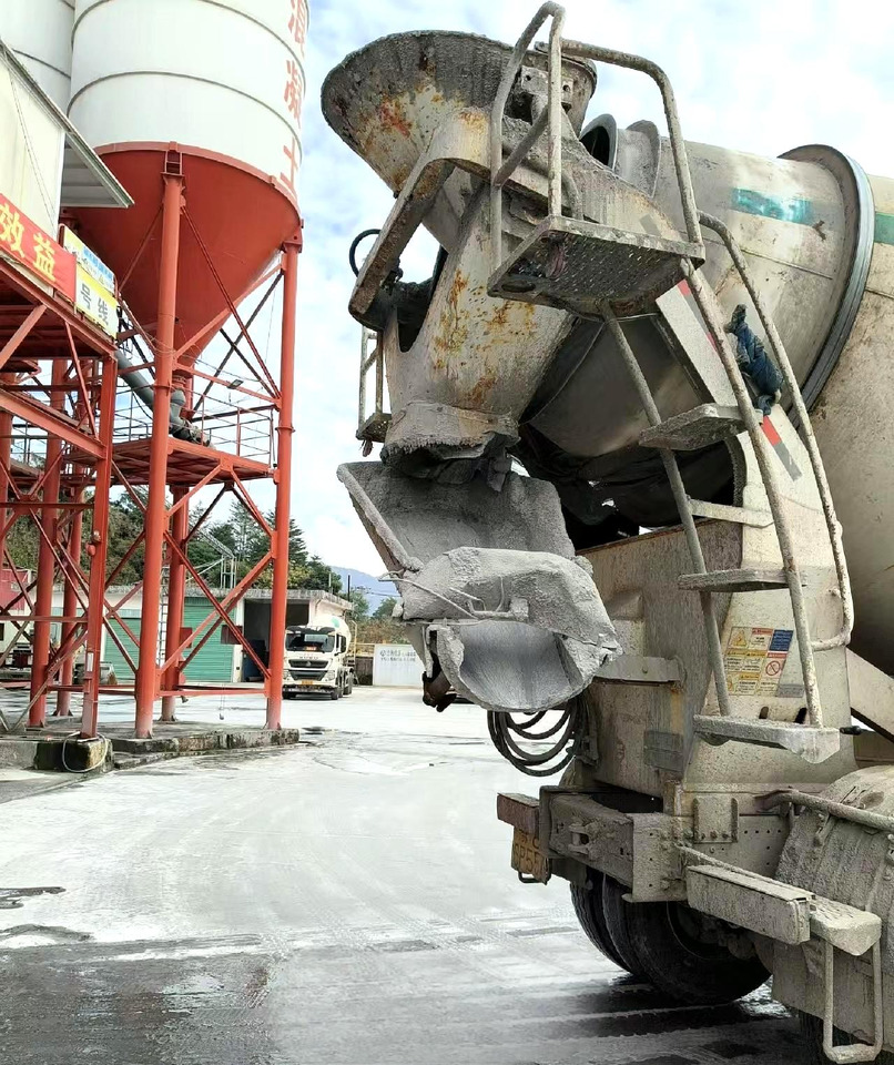 XCMG Official Used Concrete Mixer Truck HOWO G4802D 12m³ Cement Mixer Truck Price - Камион миксер за бетон: слика 2 XCMG Official Used Concrete Mixer Truck HOWO G4802D 12m³ Cement Mixer Truck Price - Камион миксер за бетон: слика 2