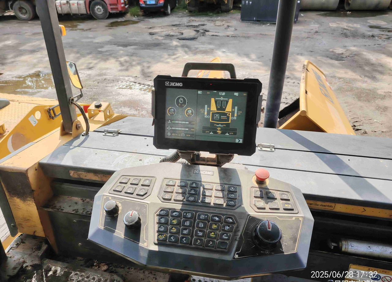 XCMG RP905HDIV used hydraulic mobile asphalt paver - Асфалтен поплочувач: слика 4 XCMG RP905HDIV used hydraulic mobile asphalt paver - Асфалтен поплочувач: слика 4