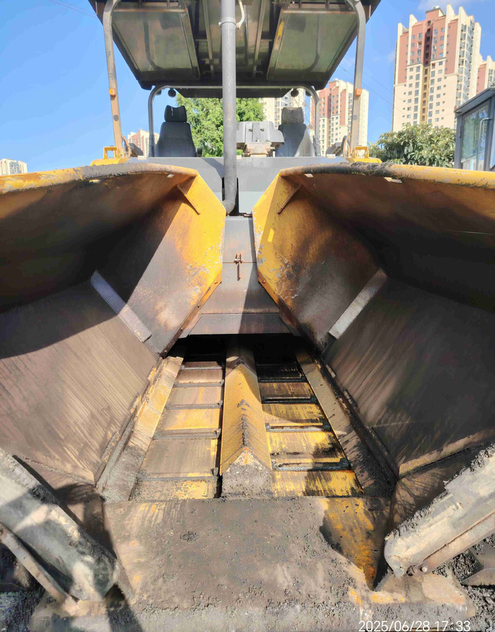 XCMG RP905HDIV used hydraulic mobile asphalt paver - Асфалтен поплочувач: слика 5 XCMG RP905HDIV used hydraulic mobile asphalt paver - Асфалтен поплочувач: слика 5