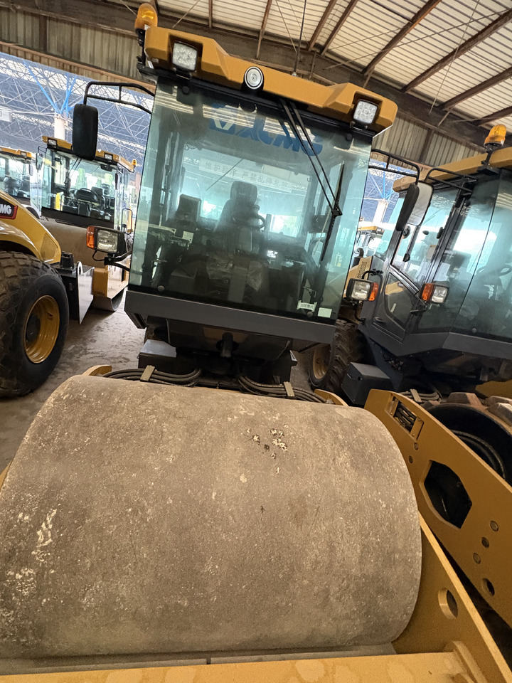 XCMG Used XS83 8 ton small single drum compactor road roller with diesel engine - Ваљак за пат: слика 4 XCMG Used XS83 8 ton small single drum compactor road roller with diesel engine - Ваљак за пат: слика 4