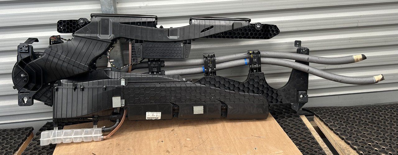 MERCEDES ACTROS MP4 PARKING AIR CONDITIONING - Дел за клима уреди: слика 1 MERCEDES ACTROS MP4 PARKING AIR CONDITIONING - Дел за клима уреди: слика 1