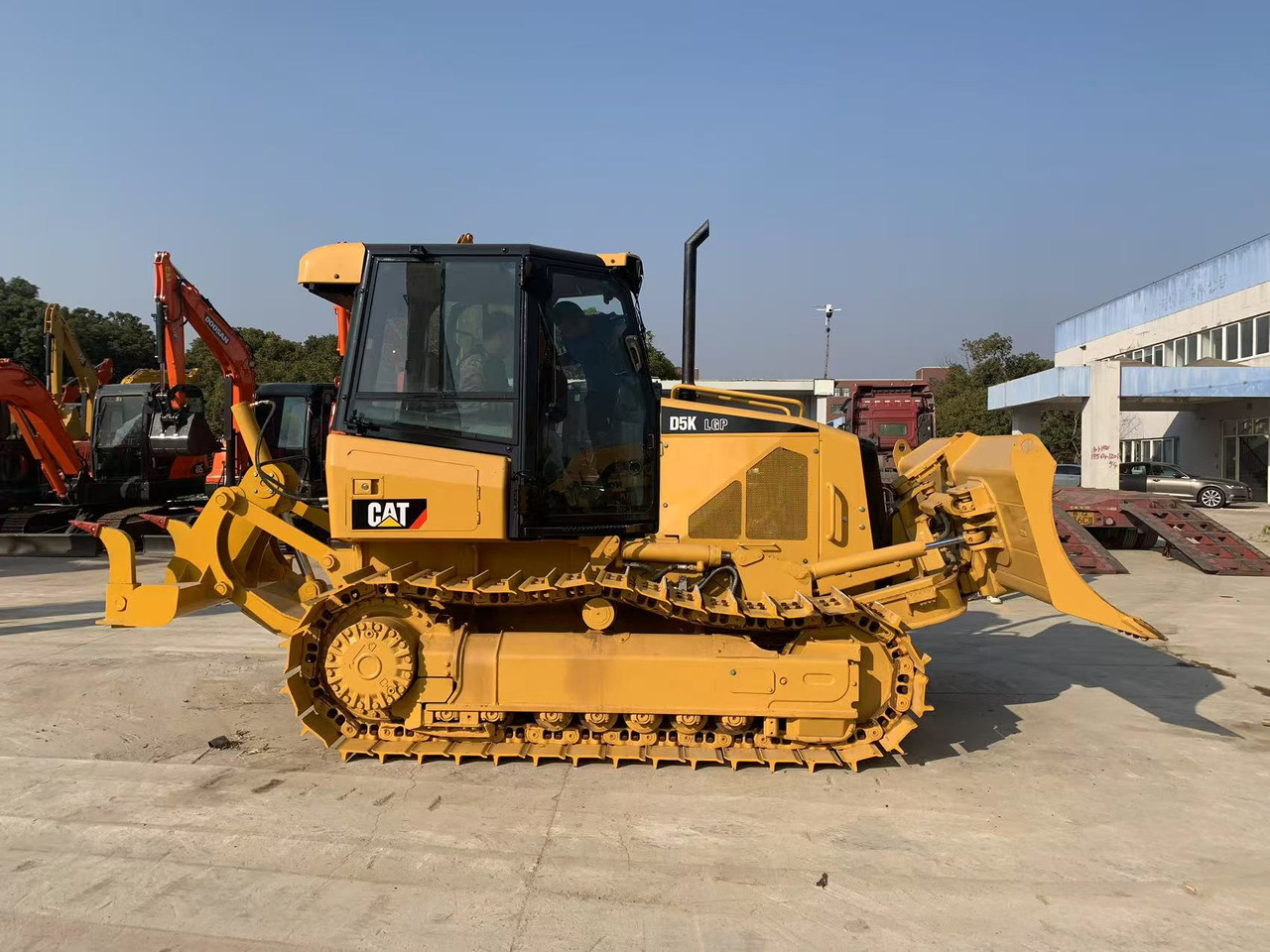 Caterpillar Bulldozer CAT D5G, D5K Good Price Japan Origin Tractor - Булдожер: слика 1 Caterpillar Bulldozer CAT D5G, D5K Good Price Japan Origin Tractor - Булдожер: слика 1