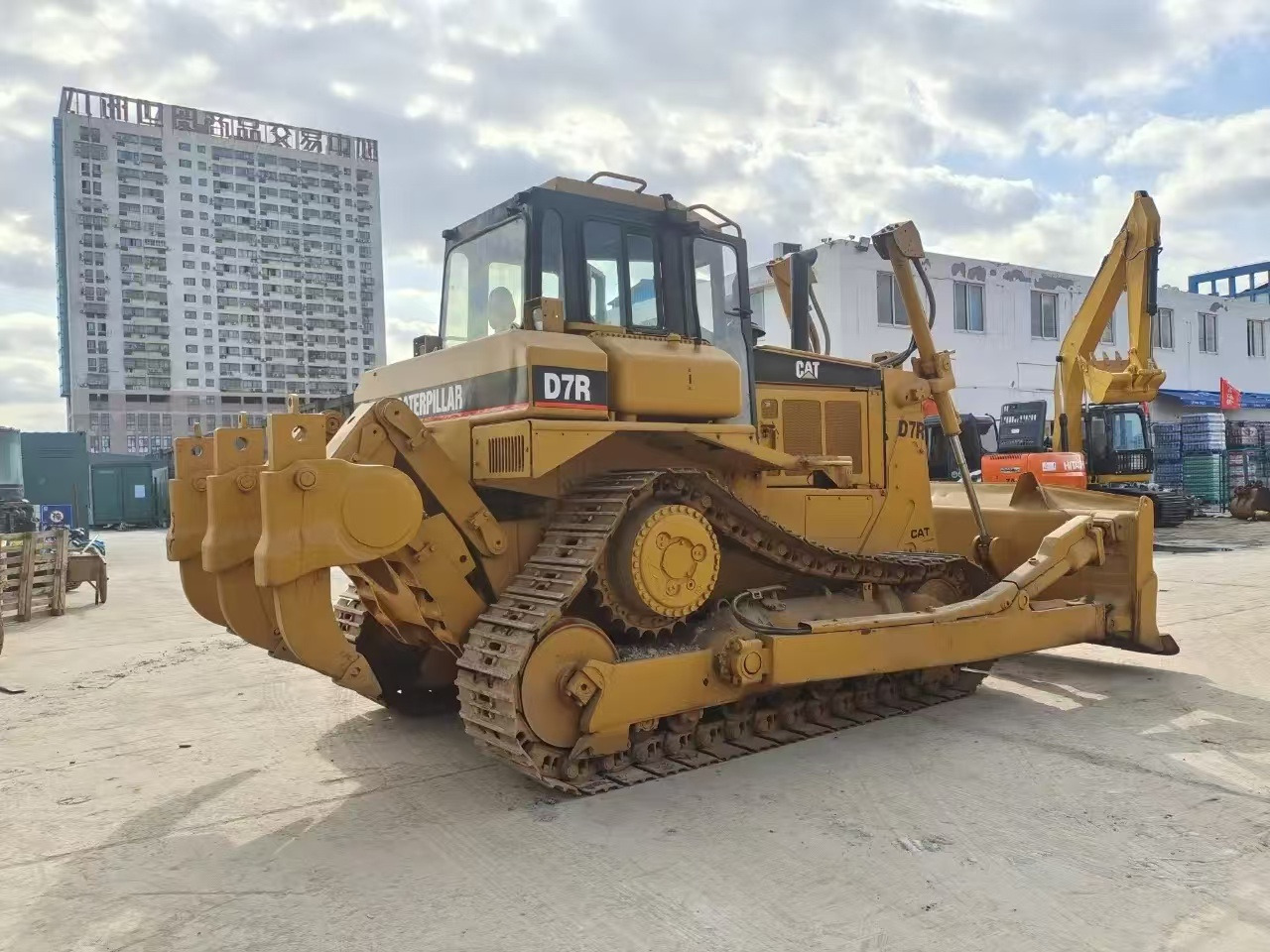 Caterpillar Secondhand Bulldozer CAT D7R Japan Origin Tracked Tractor - Булдожер: слика 1 Caterpillar Secondhand Bulldozer CAT D7R Japan Origin Tracked Tractor - Булдожер: слика 1