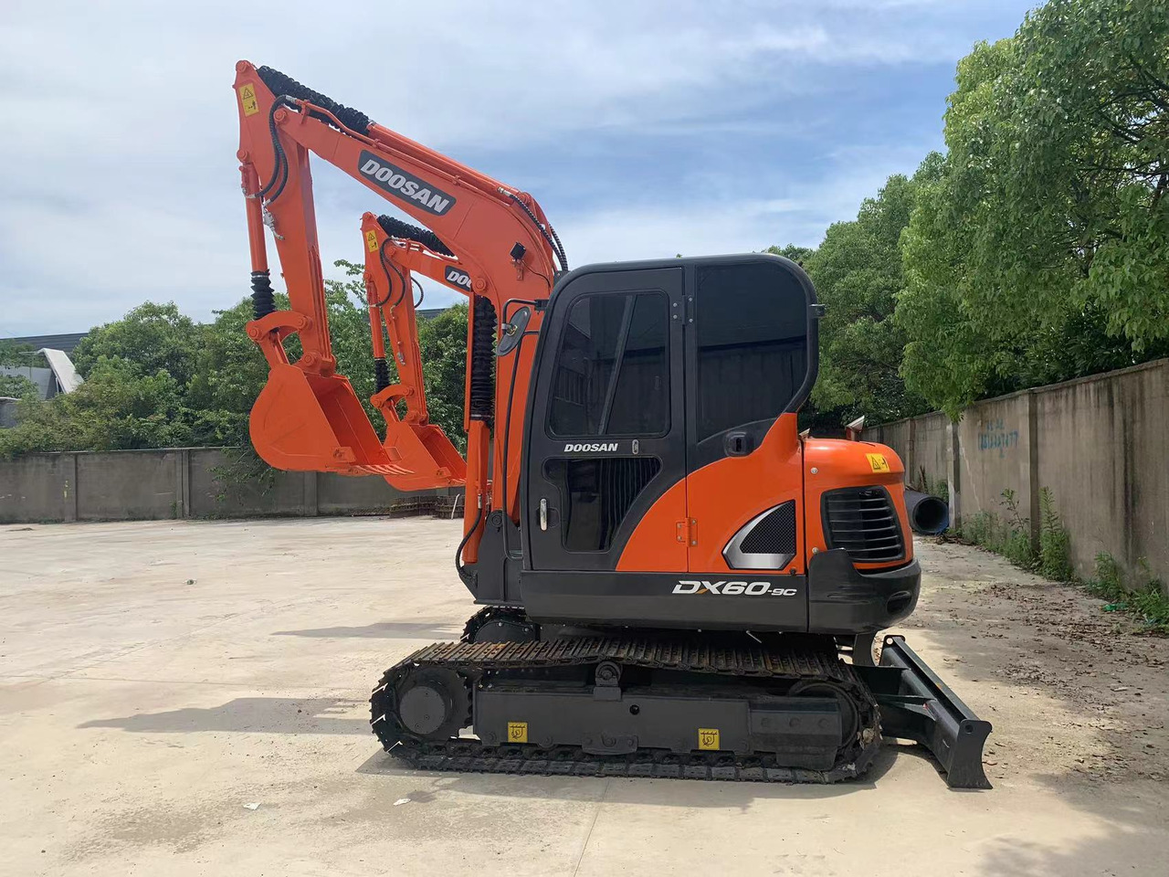 DOOSAN DX60 Good price 6 ton Small Excavator - Багер гасеничар: слика 1 DOOSAN DX60 Good price 6 ton Small Excavator - Багер гасеничар: слика 1