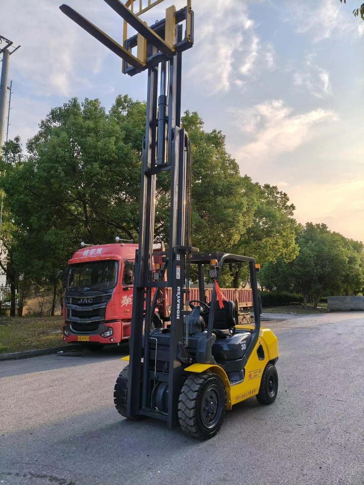 Komatsu Forklift 3 ton Capacity FD30-15, FD30-16, FD30-17 - Дизел вилушкар: слика 3 Komatsu Forklift 3 ton Capacity FD30-15, FD30-16, FD30-17 - Дизел вилушкар: слика 3