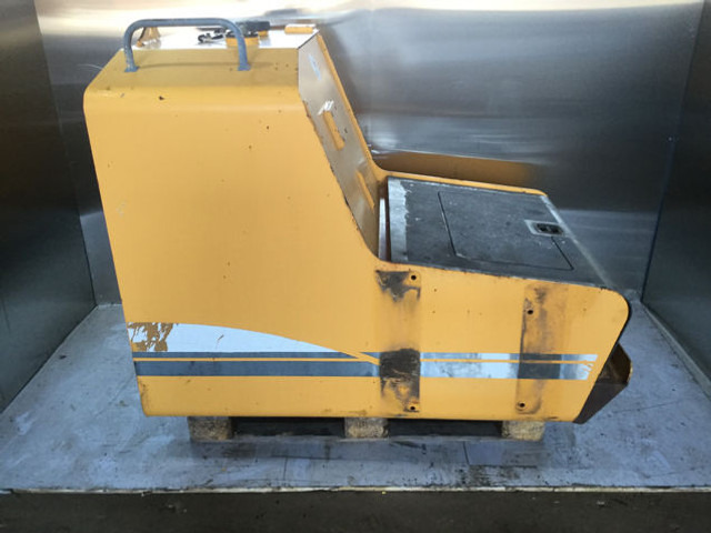 Liebherr Fuel Tank - Резервоар за гориво: слика 1 Liebherr Fuel Tank - Резервоар за гориво: слика 1