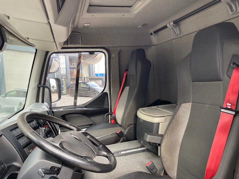 Interior photo 1: Камион сандучар Renault D16.280 / Closed Box / Automatic / Euro 6