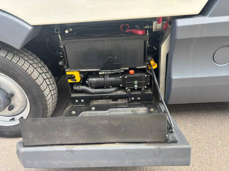 Возило за метење Mathieu MC-210 Azura Flex Street Sweeper: слика 14