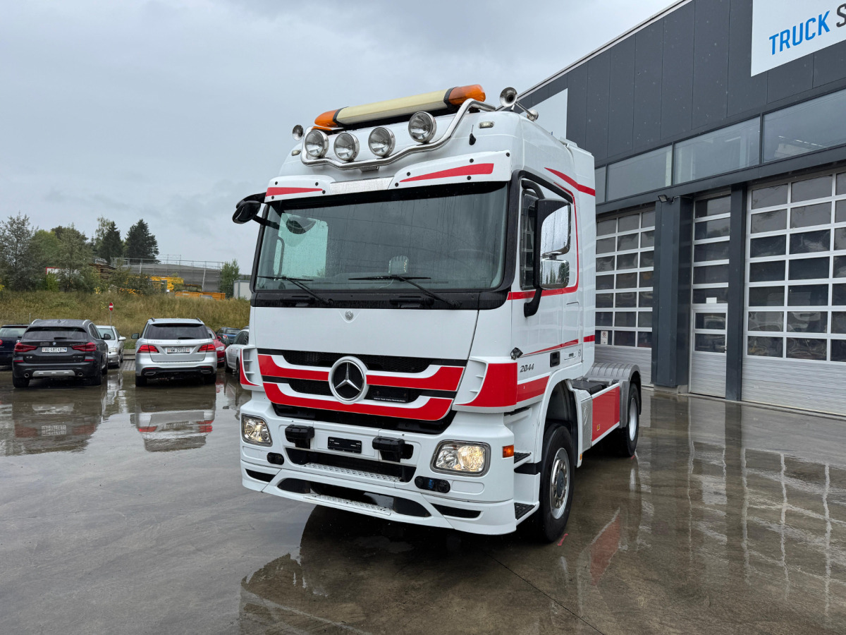MERCEDES Actros 2044 4x4 - Камион влекач: слика 1 MERCEDES Actros 2044 4x4 - Камион влекач: слика 1