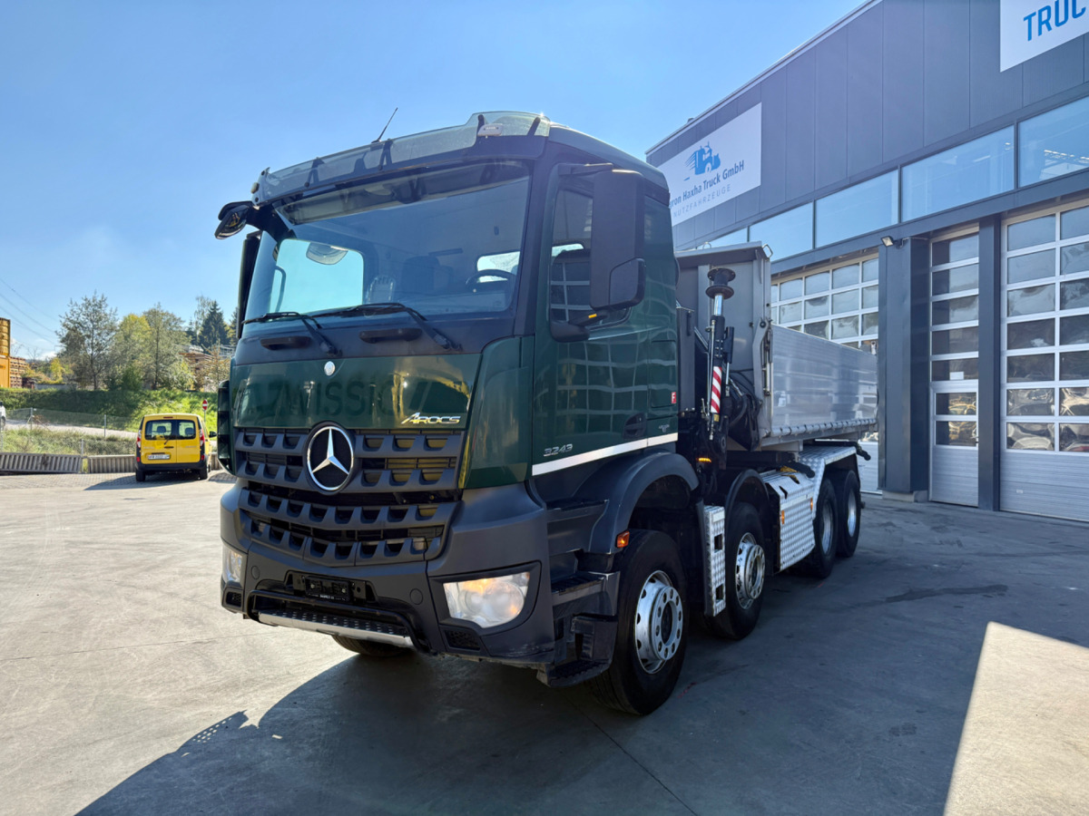 MERCEDES Arocs 3242 8x4 Hiab 166-4 - Кипер, Камион со кран: слика 2 MERCEDES Arocs 3242 8x4 Hiab 166-4 - Кипер, Камион со кран: слика 2