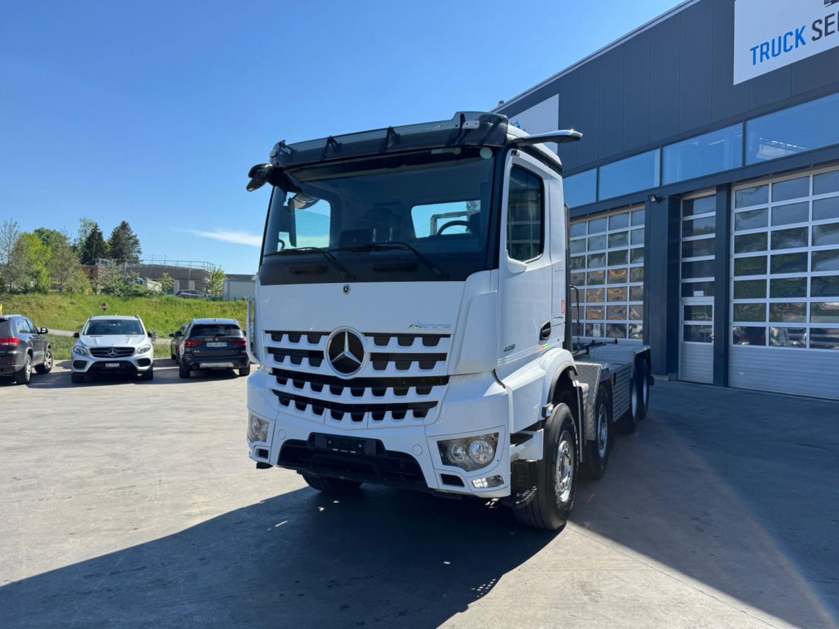 MERCEDES Arocs 3251 8x4 - Камион со кука за подигање: слика 1 MERCEDES Arocs 3251 8x4 - Камион со кука за подигање: слика 1