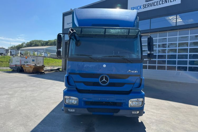 Mercedes-Benz Axor 1833 4x2 - Камион со церада: слика 2 Mercedes-Benz Axor 1833 4x2 - Камион со церада: слика 2