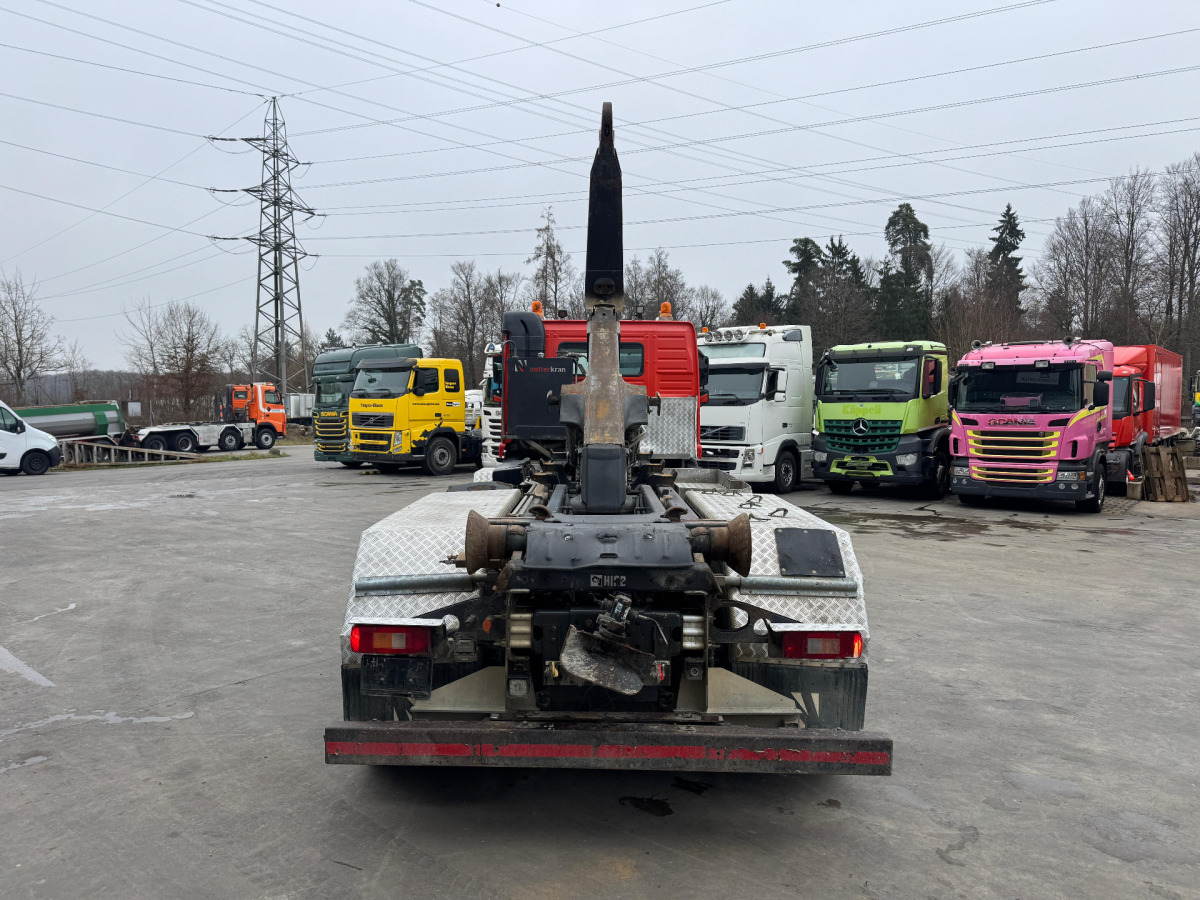 Камион со кука за подигање VOLVO FMX-500 8x4 Hiab 26T: слика 6