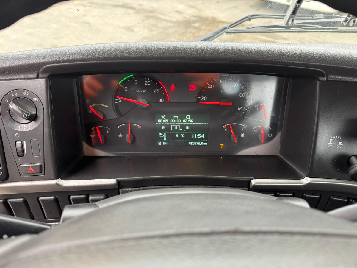 Камион со кука за подигање VOLVO FMX-500 8x4 Hiab 26T: слика 16