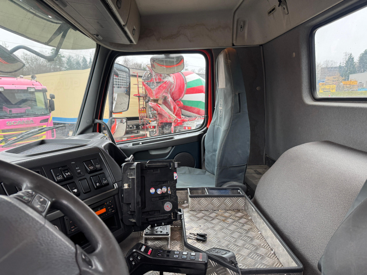 Камион со кука за подигање VOLVO FMX-500 8x4 Hiab 26T: слика 14