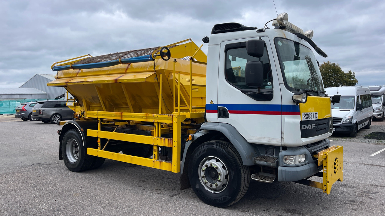 DAF LF 55.220 - Машина за чистење снег: слика 1 DAF LF 55.220 - Машина за чистење снег: слика 1