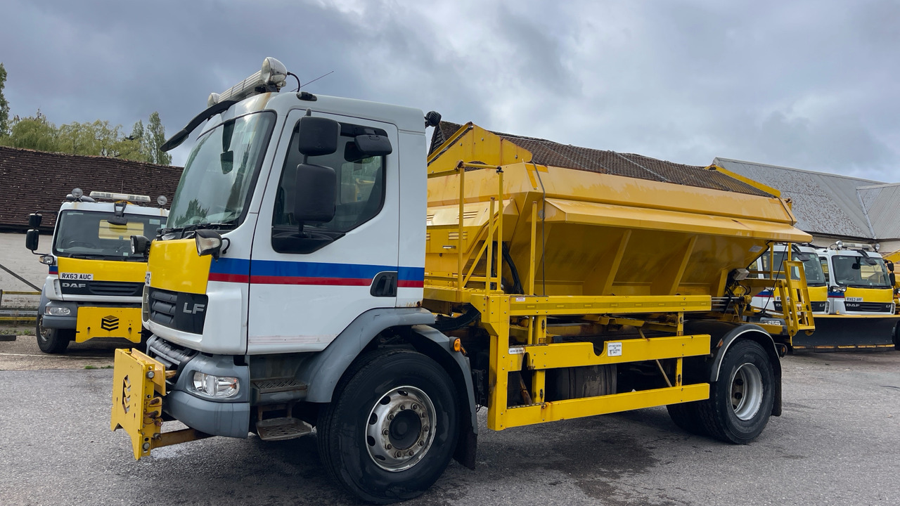 DAF LF 55.220 - Машина за чистење снег: слика 2 DAF LF 55.220 - Машина за чистење снег: слика 2