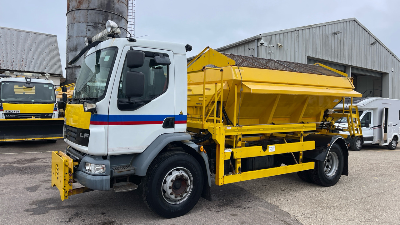 DAF LF 55.220 - Машина за чистење снег: слика 2 DAF LF 55.220 - Машина за чистење снег: слика 2
