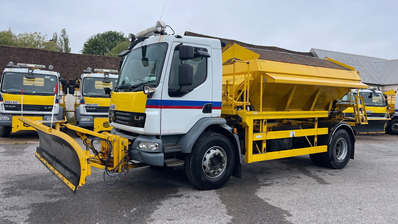 DAF LF 55.220 - Машина за чистење снег: слика 2 DAF LF 55.220 - Машина за чистење снег: слика 2