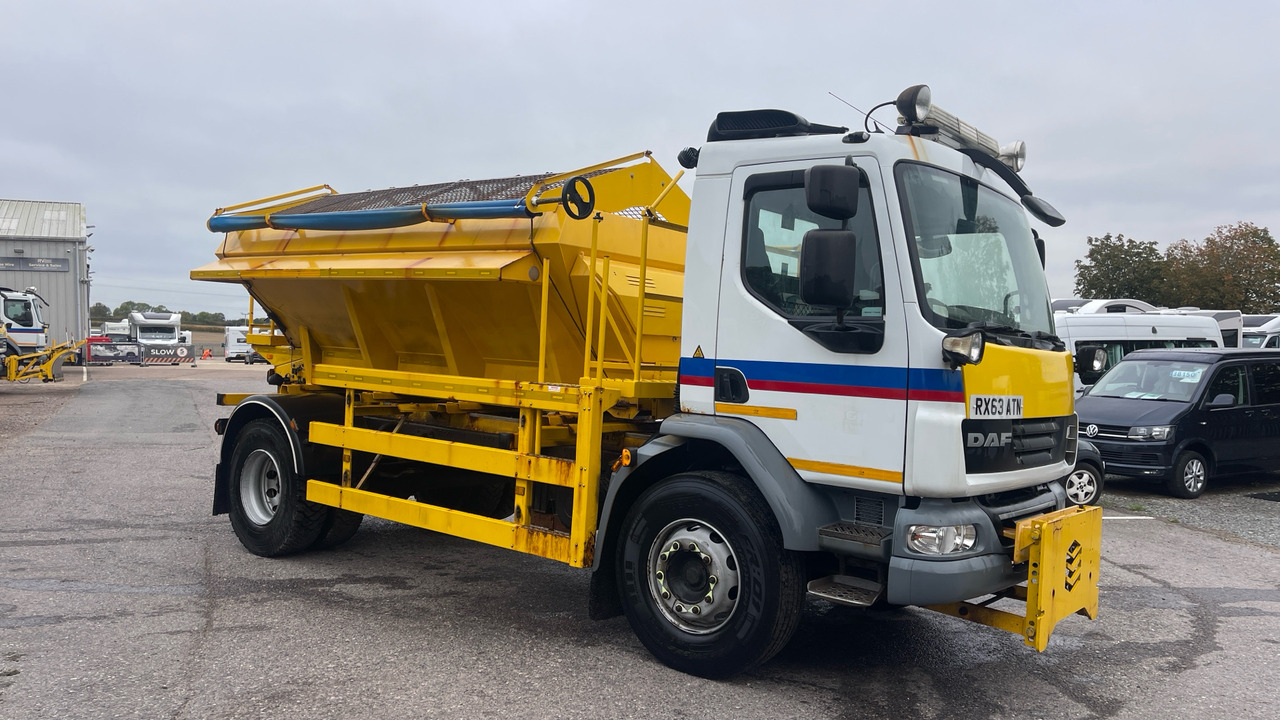 DAF LF 55.220 - Машина за чистење снег: слика 1 DAF LF 55.220 - Машина за чистење снег: слика 1