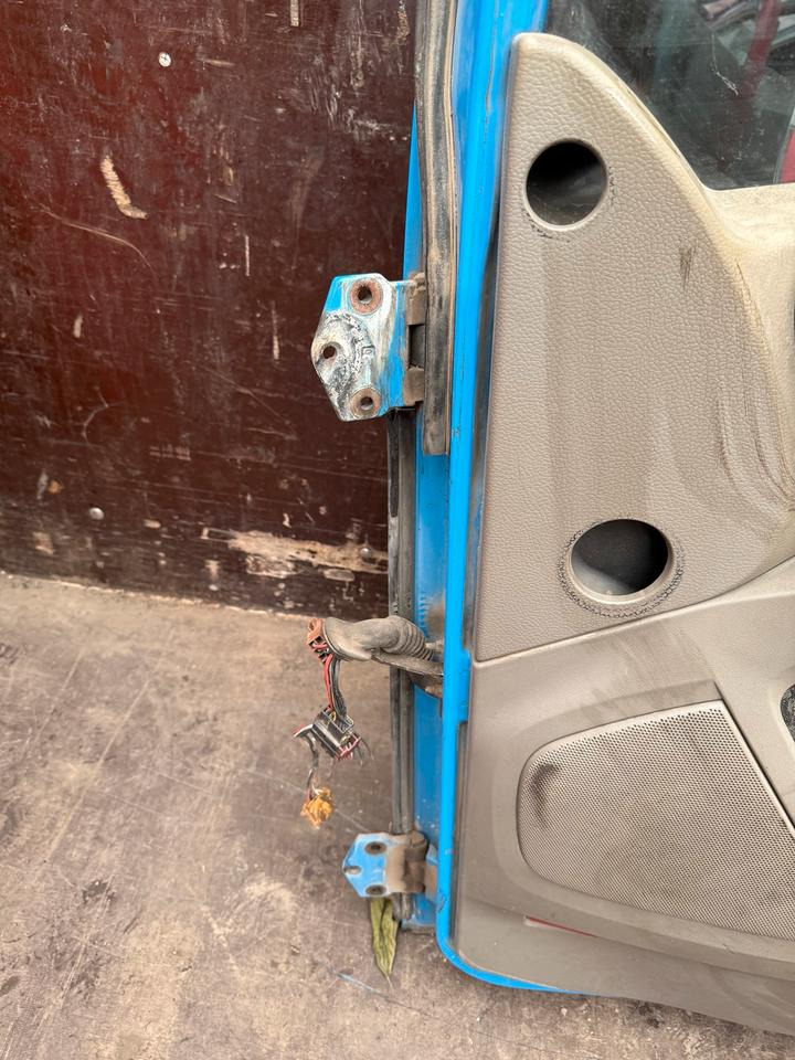 DAF XF 105,460 Beifahrertür Blau Spiegel Innenverkleidung LN 48 - Врата и делови за Камион: слика 4 DAF XF 105,460 Beifahrertür Blau Spiegel Innenverkleidung LN 48 - Врата и делови за Камион: слика 4