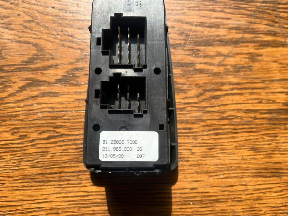 MAN Fensterheber Schalter 81258067095 - Прозорец и делови за Камион: слика 2 MAN Fensterheber Schalter 81258067095 - Прозорец и делови за Камион: слика 2