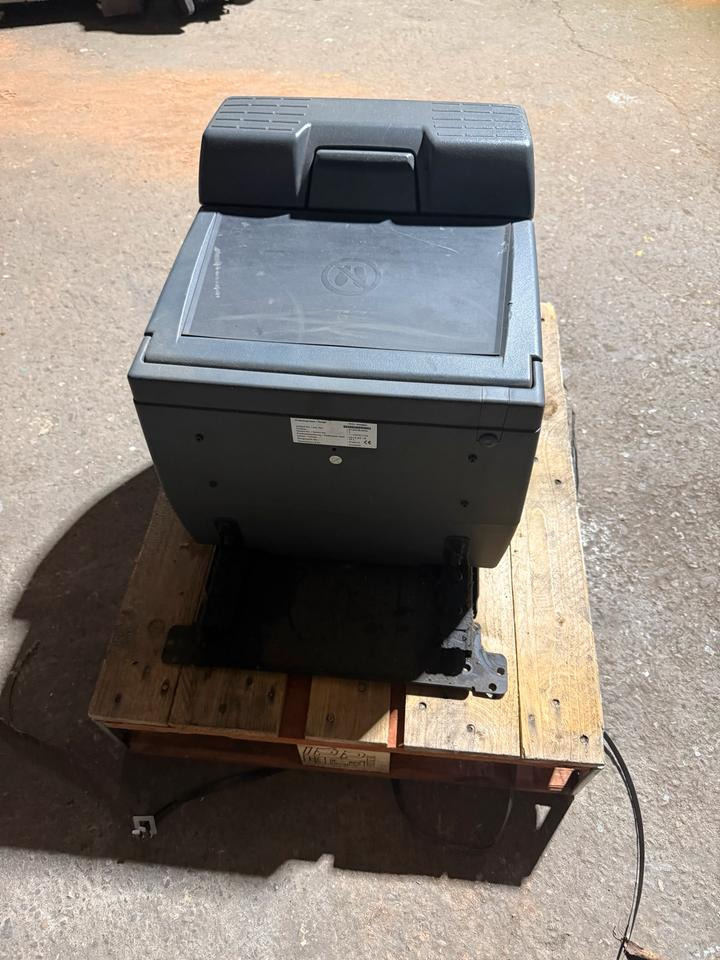 MAN TGA Kühlschrank 81.63910.6016 - Кабина и ентериер за Камион: слика 2 MAN TGA Kühlschrank 81.63910.6016 - Кабина и ентериер за Камион: слика 2