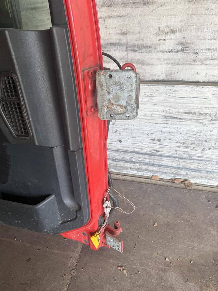 MAN TGM Fahrertür Rot Spiegel Innenverkleidung LN 65 - Врата и делови за Камион: слика 3 MAN TGM Fahrertür Rot Spiegel Innenverkleidung LN 65 - Врата и делови за Камион: слика 3