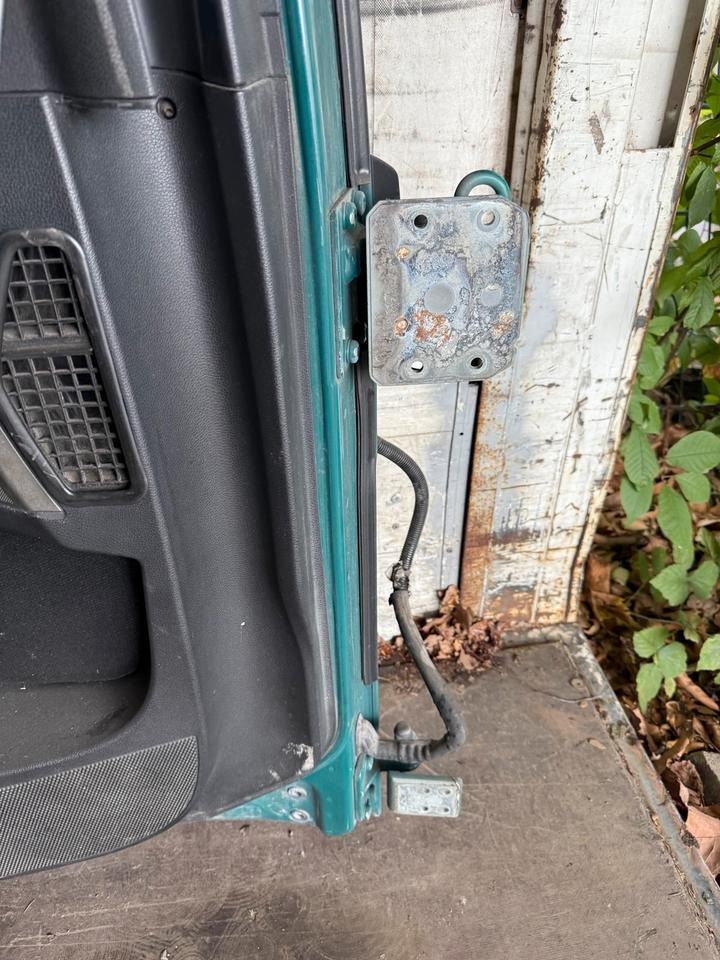 MAN TGX Fahrertür Grün mit Spiegel Innenverkleidung LN 83 - Врата и делови за Камион: слика 3 MAN TGX Fahrertür Grün mit Spiegel Innenverkleidung LN 83 - Врата и делови за Камион: слика 3