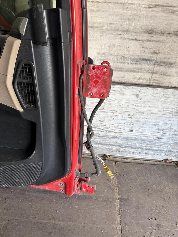 MAN TGX Fahrertür Rot Spiegel Innenverkleidung LN 63 - Врата и делови за Камион: слика 3 MAN TGX Fahrertür Rot Spiegel Innenverkleidung LN 63 - Врата и делови за Камион: слика 3