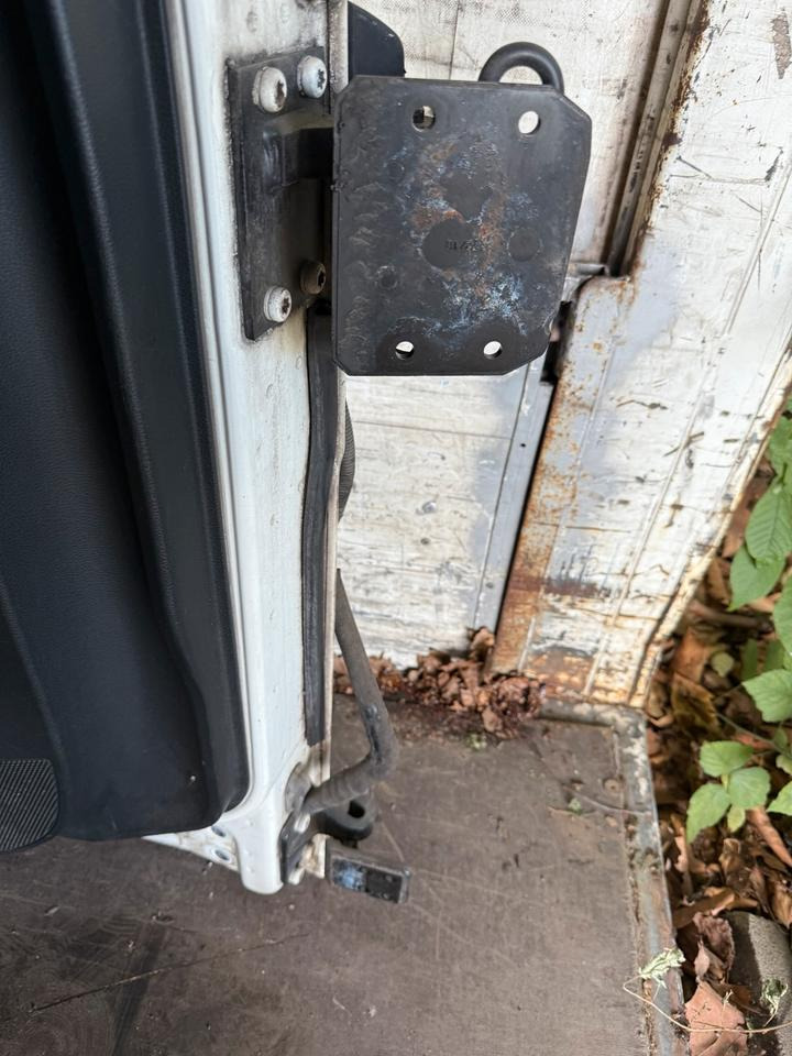 MAN TGX Fahrertür Weiß mit Spiegel Innenverkleidung LN 84 - Врата и делови за Камион: слика 3 MAN TGX Fahrertür Weiß mit Spiegel Innenverkleidung LN 84 - Врата и делови за Камион: слика 3