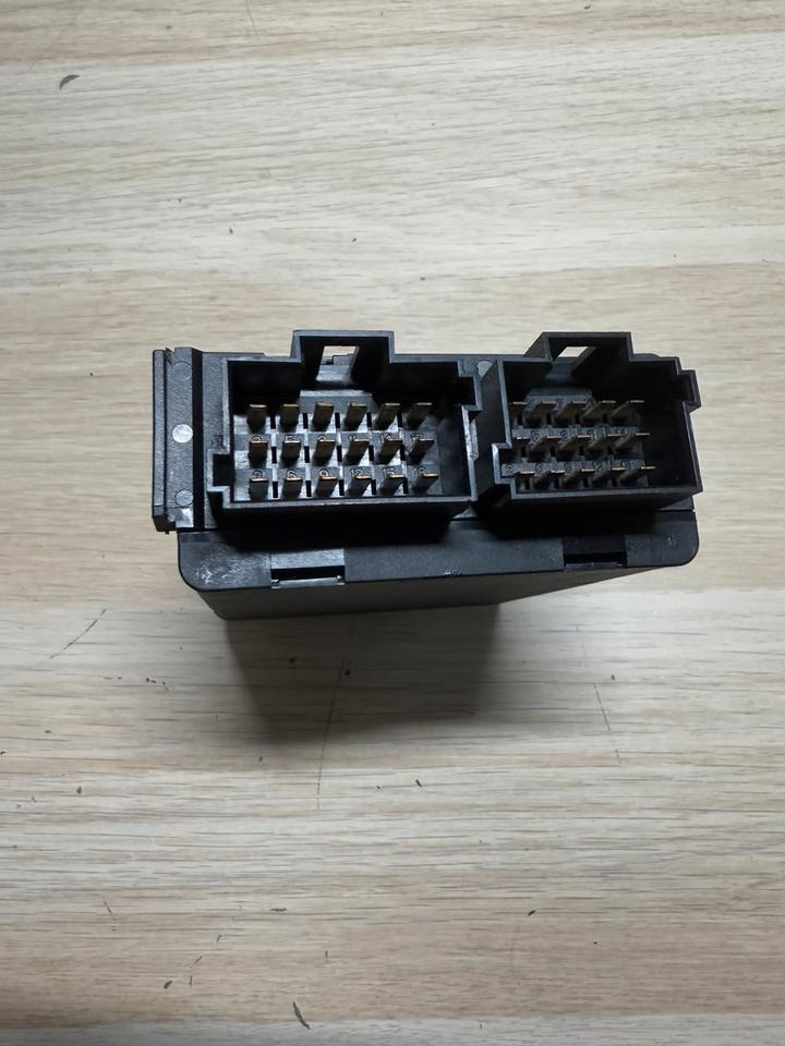 Mercedes Actros MP4 Reifendruckkontrolle Steuergerät A0004461637 - Единица за контрола: слика 5 Mercedes Actros MP4 Reifendruckkontrolle Steuergerät A0004461637 - Единица за контрола: слика 5