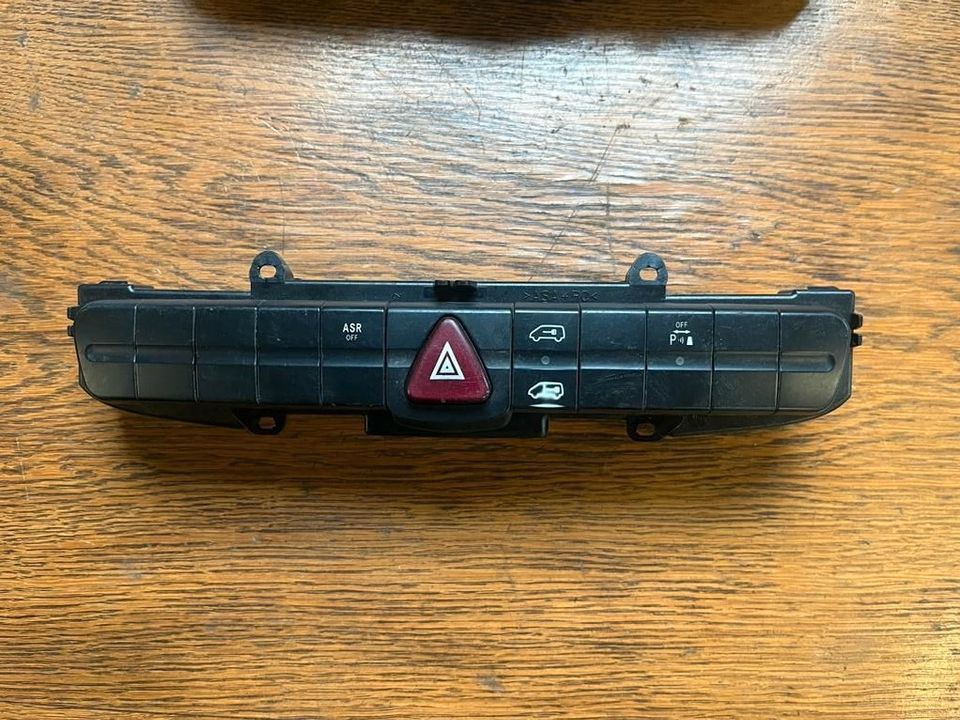 Mercedes Sprinter Warnblinkanlage Schalter A9065450307 - Електричен систем за Камион: слика 1 Mercedes Sprinter Warnblinkanlage Schalter A9065450307 - Електричен систем за Камион: слика 1