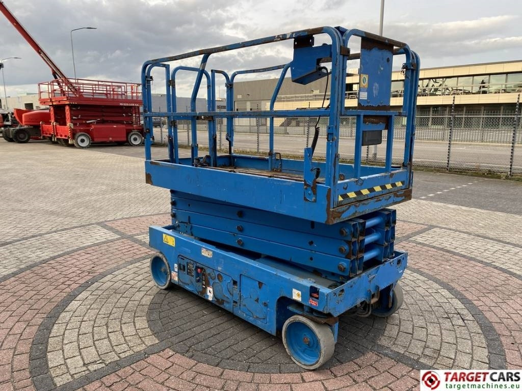 Genie GS-2646 Electric 2646 Scissor Work Lift 992cm - Кревач ножица: слика 2 Genie GS-2646 Electric 2646 Scissor Work Lift 992cm - Кревач ножица: слика 2