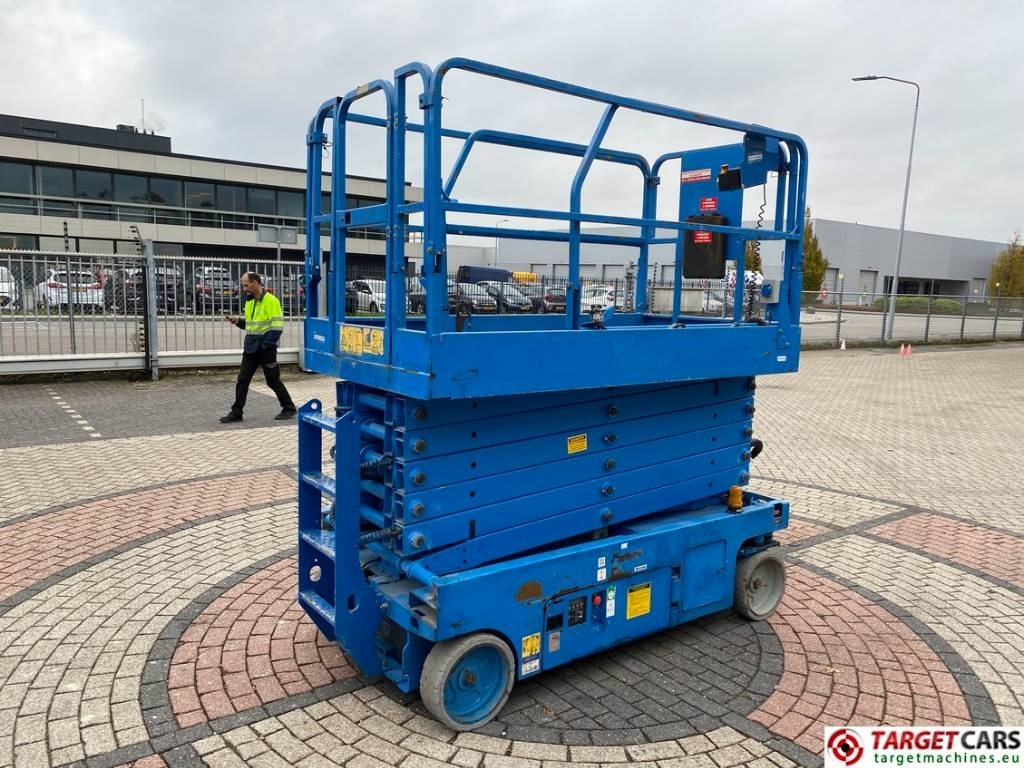 Genie GS-4047 Electric Scissor Work Lift 1389cm  - Кревач ножица: слика 3 Genie GS-4047 Electric Scissor Work Lift 1389cm  - Кревач ножица: слика 3