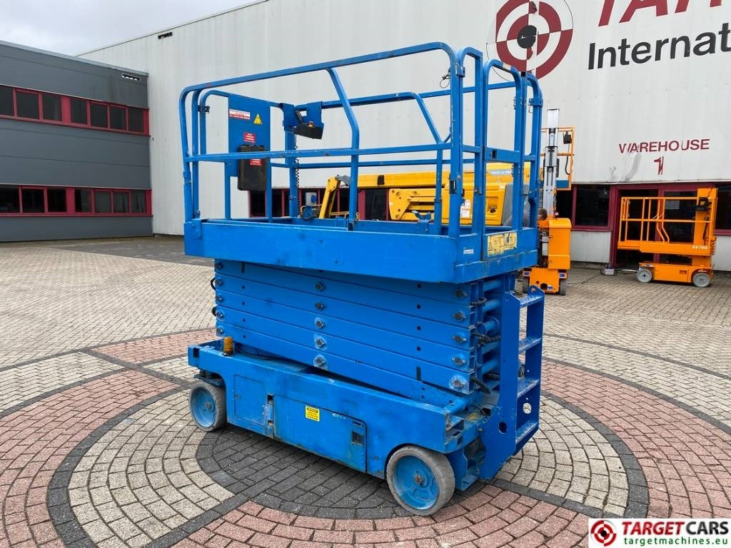 Genie GS-4047 Electric Scissor Work Lift 1389cm  - Кревач ножица: слика 4 Genie GS-4047 Electric Scissor Work Lift 1389cm  - Кревач ножица: слика 4