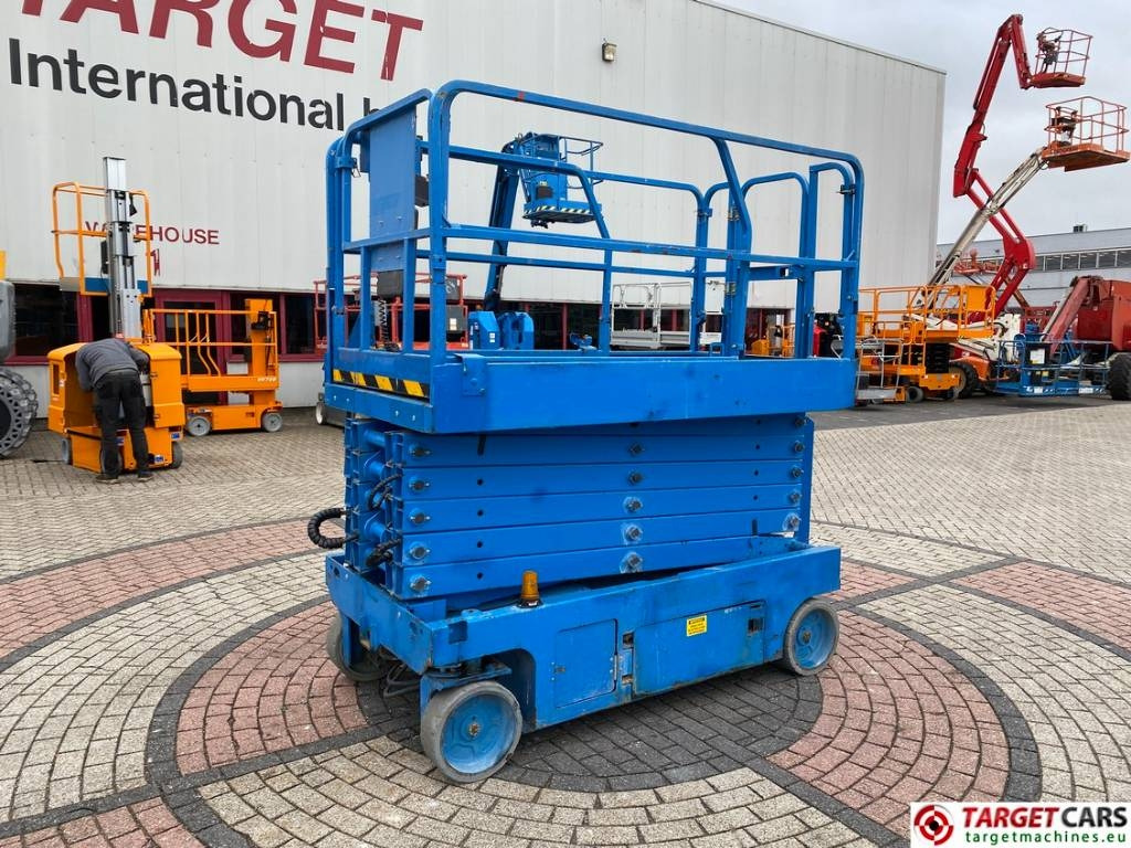 Genie GS-4047 Electric Scissor Work Lift 1389cm  - Кревач ножица: слика 1 Genie GS-4047 Electric Scissor Work Lift 1389cm  - Кревач ножица: слика 1